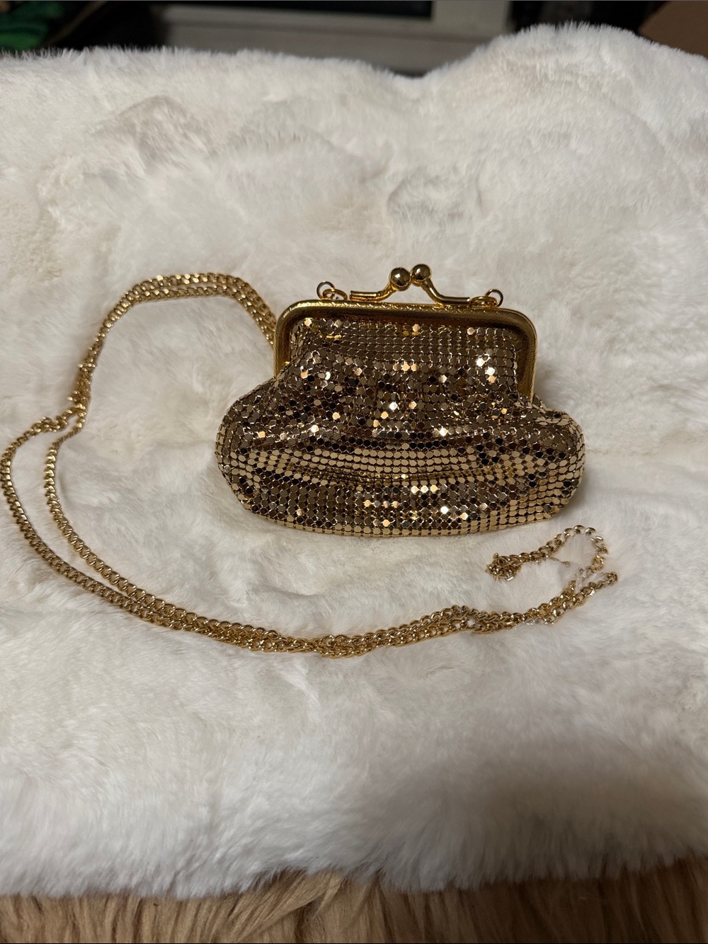 VINTAGE WHITING & DAVIS INTERNATIONAL GOLD MESH KISS LOCK CHAIN STRAP PURSE